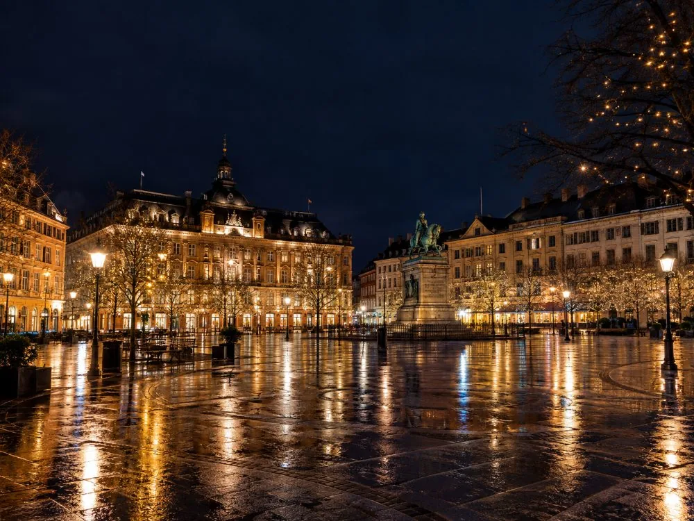 Kongens Nytorv in Kopenhagen bei Nacht beleuchtet, wo der Geisterspaziergang endet
