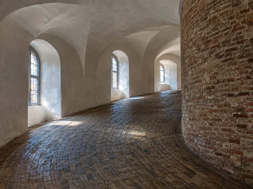 Der Runde Turm, Rundetårn, gesehen von der Købmagergade in Kopenhagen